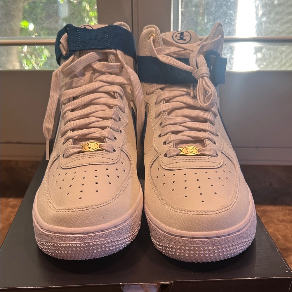 Nike Women’s  White and Blue Sneakers Size 8 - Picture 3 of 7